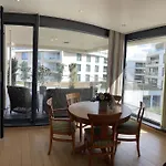 Lovely 2 Bedroom With Free Parking 아파트 *