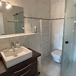 아파트 Lovely 2 Bedroom With Free Parking *