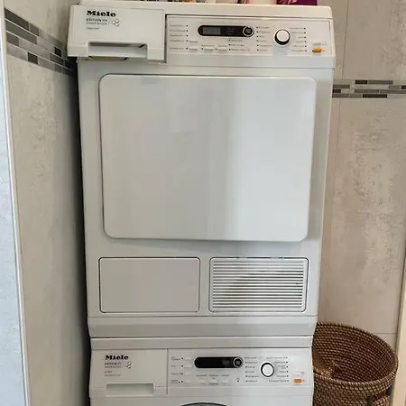 Lovely 2 Bedroom With Free Parking *