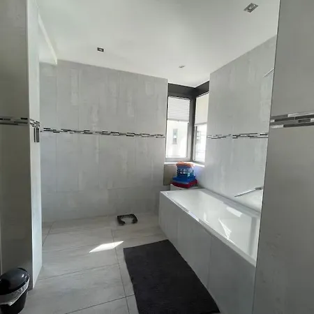 Apartment Lovely 2 Bedroom With Free Parking