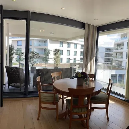 Lovely 2 Bedroom With Free Parking Apartment *